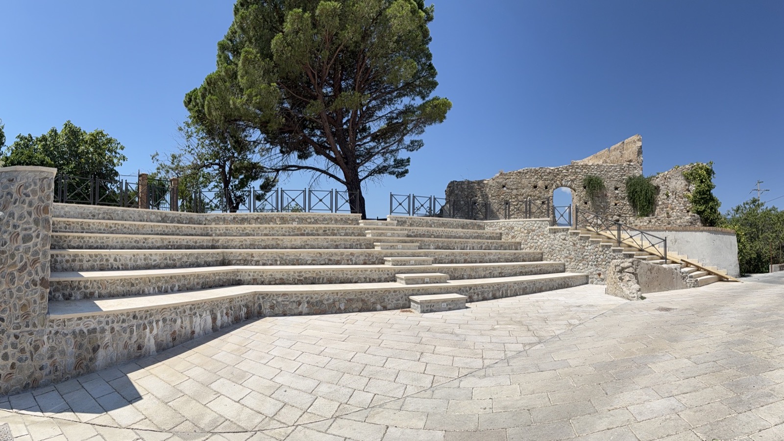 Panoramica del Teatro al Castello di Bovalino Superiore